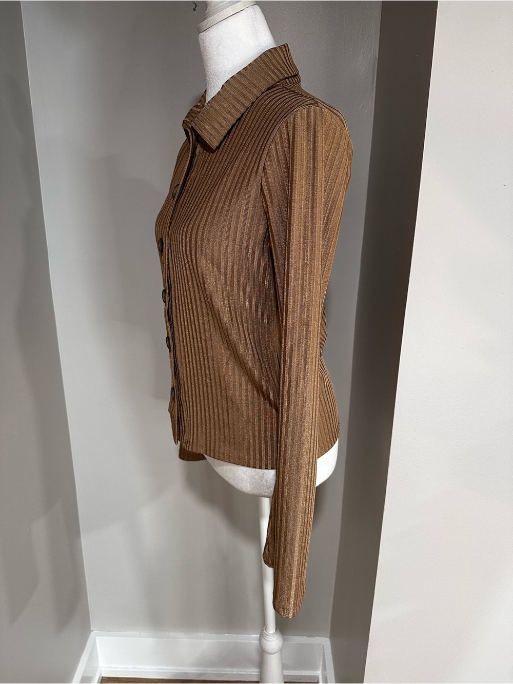 Reformation Chocolate Ribbed Button-Front Top. Size S. - Picture 4 of 10